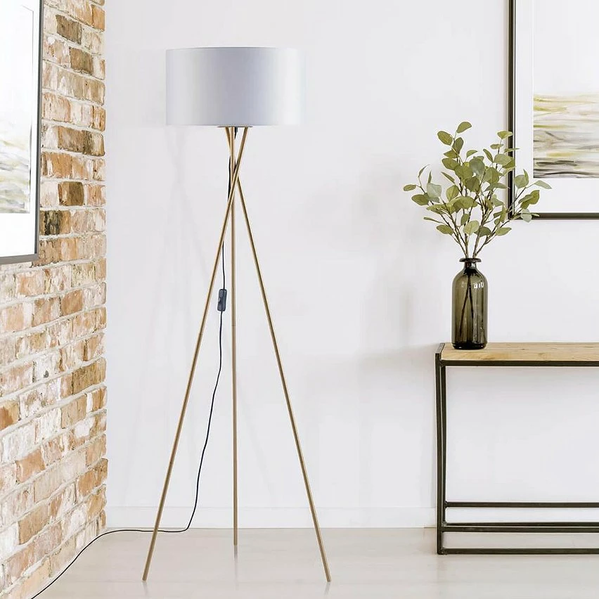 Offres 🌟 Altobuy VARSK - Lampadaire Blanc 140cm Piètement Trépied Métal Doré 🎁 4 Offres 🌟 Altobuy VARSK - Lampadaire Blanc 140cm Piètement Trépied Métal Doré 🎁 – Image 2